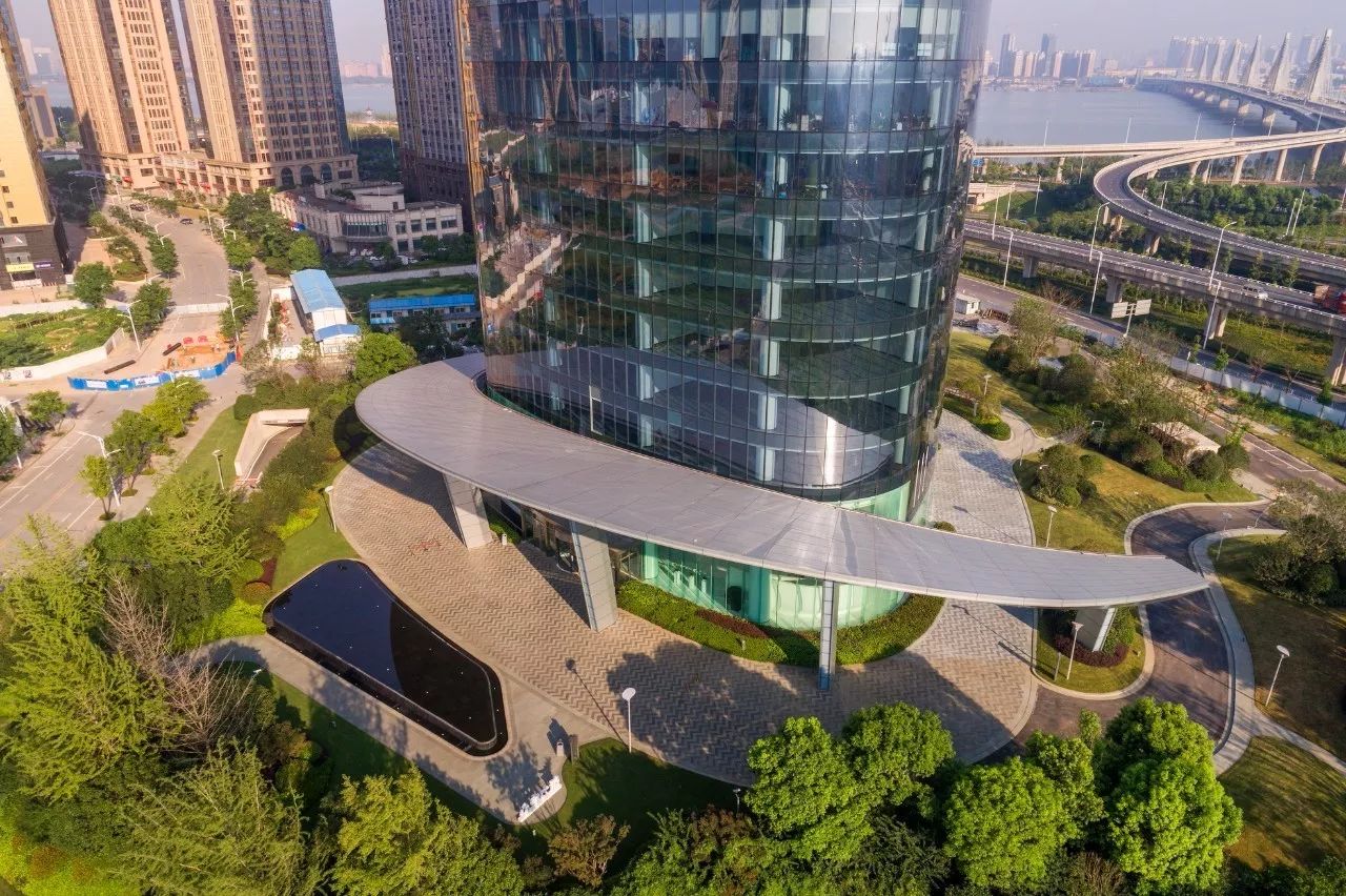 南昌新力中心塔楼直接落地，，无裙房