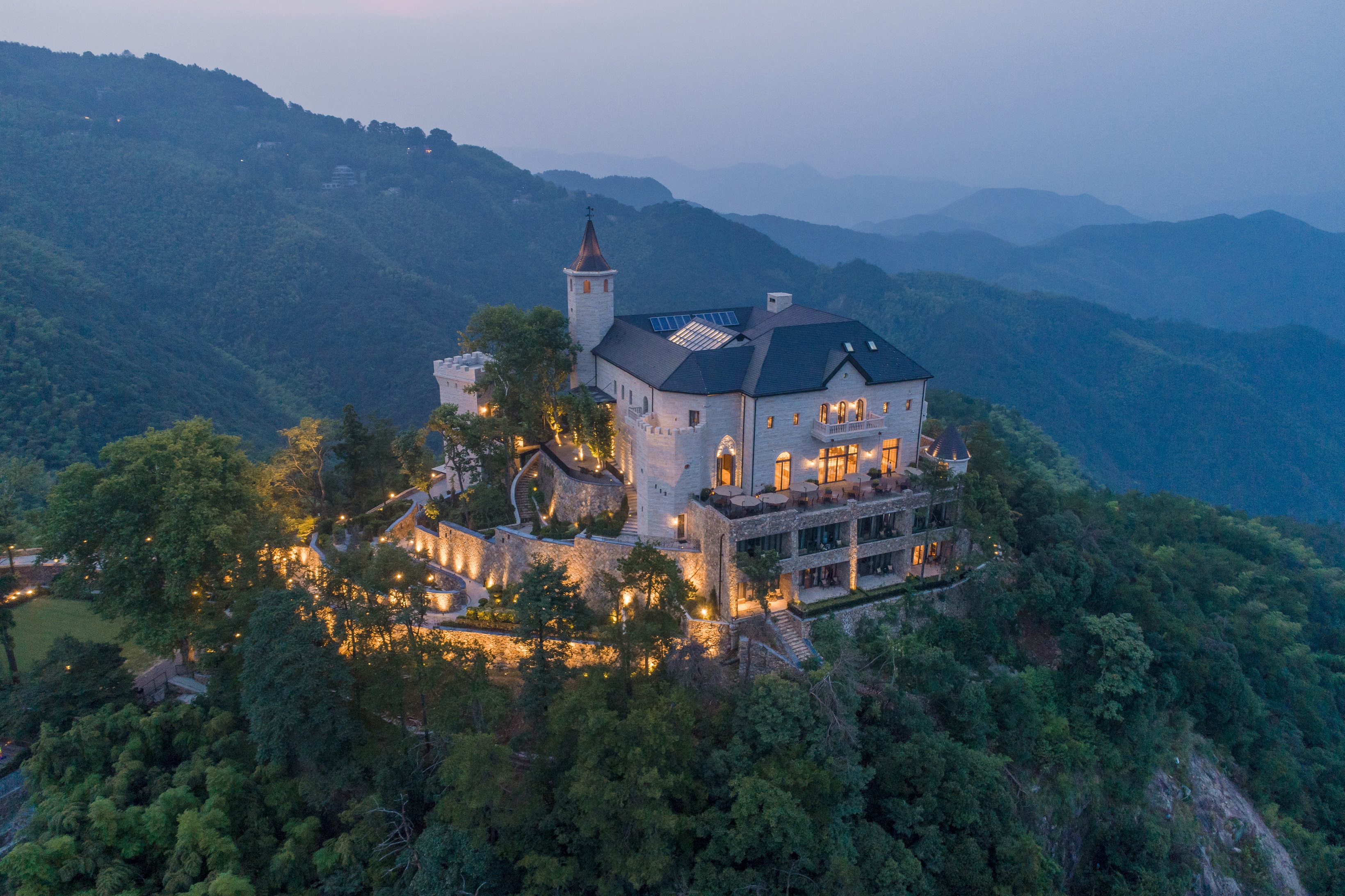 网投领导者修建金奖项目，，，，，德清裸心堡度假旅馆项目
